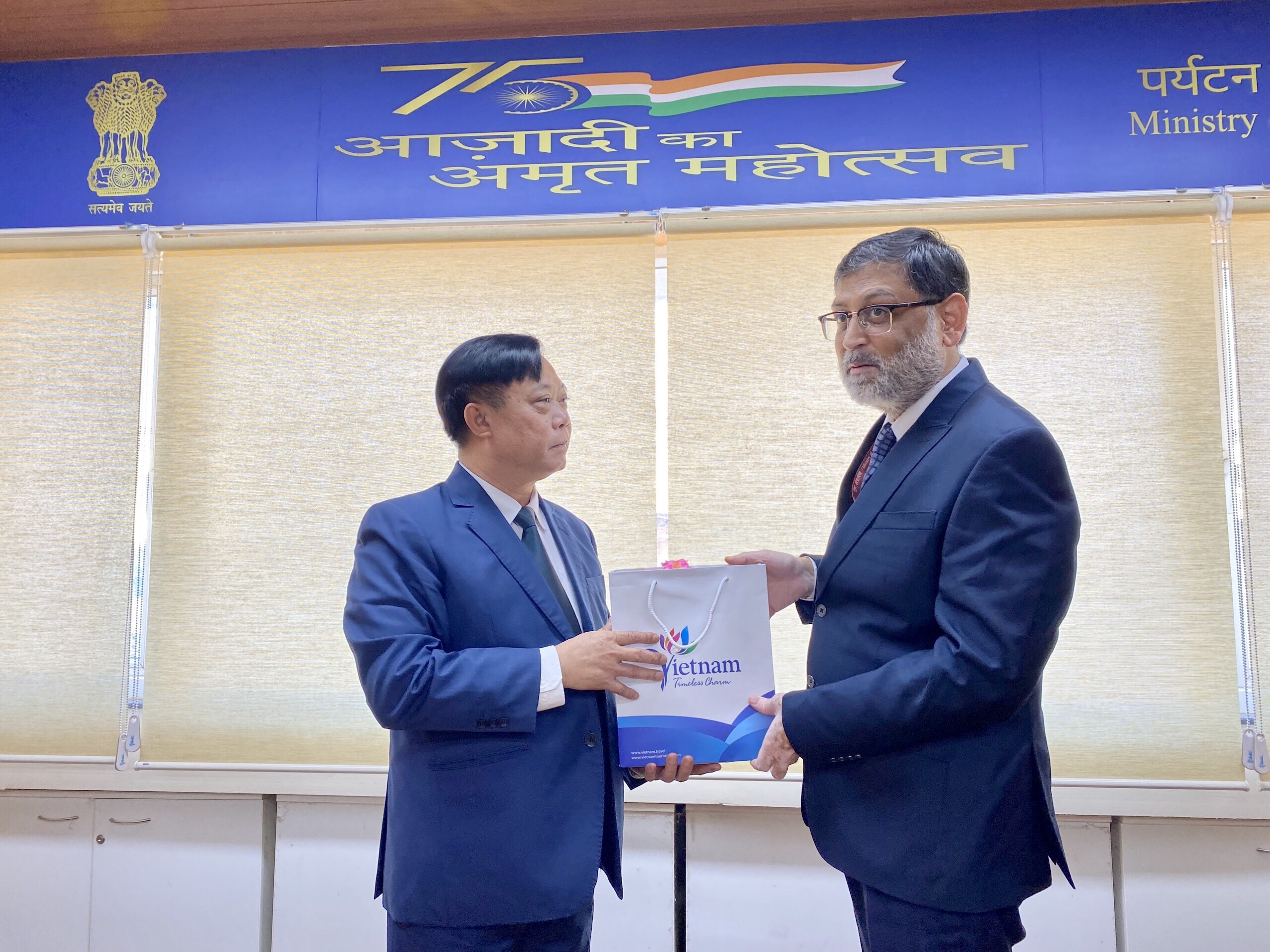  Phó Tổng cục trưởng TCDL Phạm Văn Thuỷ tặng quà lưu niệm cho ông Shri Gyan Bhushan, Cố vấn kinh tế cấp cao, Bộ Du lịch Ấn Độ